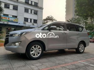 Toyota Innova 2.0E 2017 - Bán xe Toyota Innova 2.0E năm 2017, màu bạc, số sàn