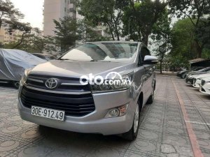 Toyota Innova 2.0E 2017 - Bán xe Toyota Innova 2.0E năm 2017, màu bạc, số sàn