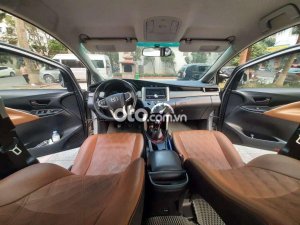 Toyota Innova 2.0E 2017 - Bán xe Toyota Innova 2.0E năm 2017, màu bạc, số sàn