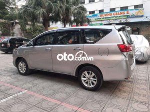 Toyota Innova 2.0E 2017 - Bán xe Toyota Innova 2.0E năm 2017, màu bạc, số sàn
