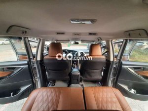 Toyota Innova 2.0E 2017 - Bán xe Toyota Innova 2.0E năm 2017, màu bạc, số sàn