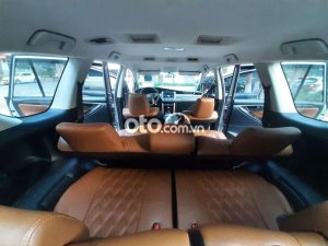 Toyota Innova 2.0E 2017 - Bán xe Toyota Innova 2.0E năm 2017, màu bạc, số sàn
