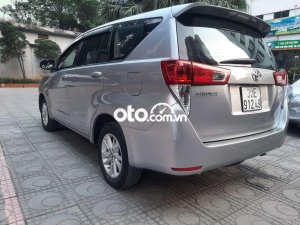 Toyota Innova 2.0E 2017 - Bán xe Toyota Innova 2.0E năm 2017, màu bạc, số sàn
