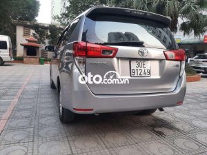 Toyota Innova 2.0E 2017 - Bán xe Toyota Innova 2.0E năm 2017, màu bạc, số sàn