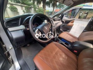 Toyota Innova 2.0E 2017 - Bán xe Toyota Innova 2.0E năm 2017, màu bạc, số sàn