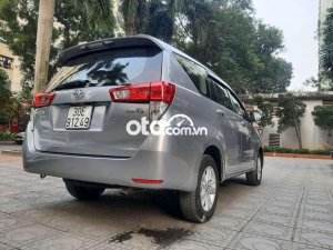 Toyota Innova 2.0E 2017 - Bán xe Toyota Innova 2.0E năm 2017, màu bạc, số sàn