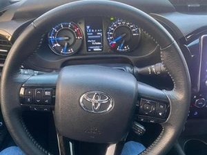 Toyota Hilux 2.8L 4x4 AT Adventure 2020 - Bán ô tô Toyota Hilux 2.8L 4x4 AT Adventure năm sản xuất 2020, màu cam