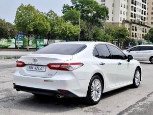 Toyota Camry 2021 - Bán xe Toyota Camry 2.5Q năm sản xuất 2021, màu trắng