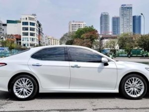 Toyota Camry 2021 - Bán xe Toyota Camry 2.5Q năm sản xuất 2021, màu trắng