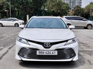 Toyota Camry 2021 - Bán xe Toyota Camry 2.5Q năm sản xuất 2021, màu trắng
