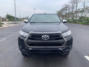 Toyota Hilux 2020 - Cần bán lại xe Toyota Hilux E năm sản xuất 2020, màu đen số tự động