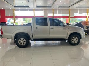 Toyota Hilux 2009 - Màu bạc, xe nhập