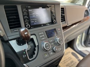 Toyota Sienna 2018 - Bản giới hạn năm 2018, màu trắng, lịch sử hãng đẹp, check test thoải mái