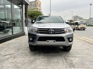 Toyota Hilux 2017 - Màu bạc, nhập khẩu