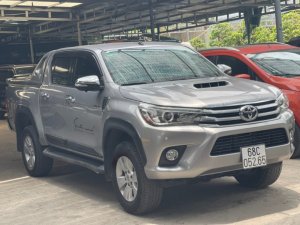 Toyota Hilux 2015 - Màu bạc, nhập khẩu số tự động
