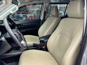 Toyota Hilux 2017 - Màu bạc, nhập khẩu