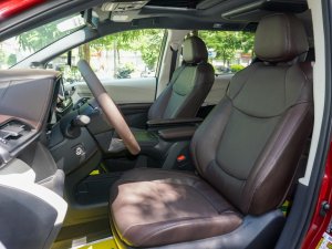 Toyota Sienna 2022 - Xe màu đỏ