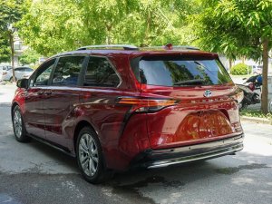 Toyota Sienna 2022 - Xe màu đỏ