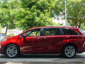 Toyota Sienna 2022 - Xe màu đỏ