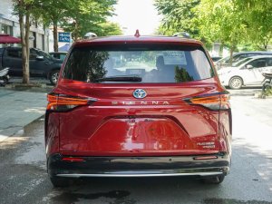 Toyota Sienna 2022 - Xe màu đỏ