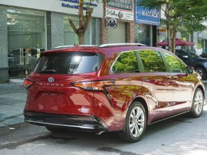 Toyota Sienna 2022 - Xe màu đỏ