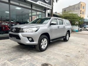Toyota Hilux 2017 - Bán xe màu bạc
