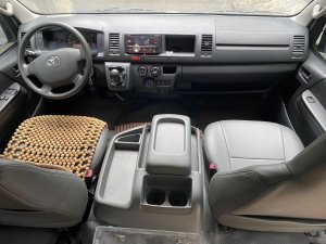 Toyota Hiace 2017 - Số sàn, máy xăng, 8 chỗ vip, Limousine