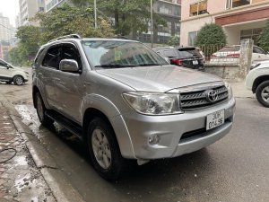 Toyota Fortuner 2011 - 2 cầu, màu bạc