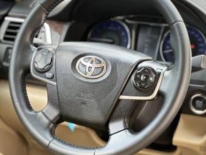 Toyota Camry 2016 - Xe màu bạc giá ưu đãi