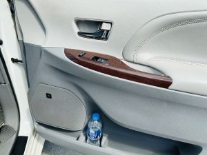 Toyota Sienna 2012 - Miễn phí 100% thuế trước bạ - Tặng ngay 1 miếng vàng thần tài khi mua xe trong tháng