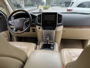 Toyota Land Cruiser VX 2016 - Em đang có chiếc xe Toyota Landcruiser VX 4.6V8 sản xuất năm 2016 màu Trắng nội thất kem