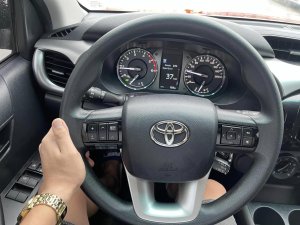 Toyota Hilux 2021 - Xe màu đỏ, 690tr