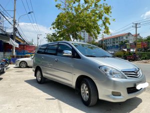 Toyota Innova 2010 - Màu bạc xe gia đình