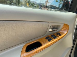 Toyota Innova 2010 - Màu bạc xe gia đình