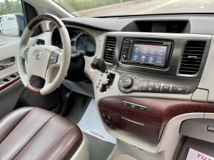 Toyota Sienna 2013 - Màu đen/nâu