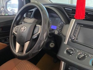 Toyota Innova 2018 - Xe màu xám