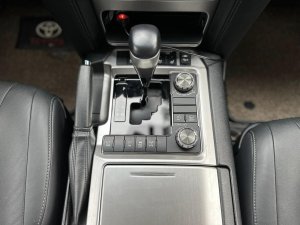 Toyota Land Cruiser 2019 - Màu đen, nhập khẩu chính chủ