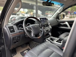 Toyota Land Cruiser 2019 - Màu đen, nhập khẩu chính chủ