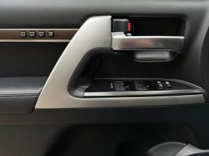 Toyota Land Cruiser 2019 - Màu đen, nhập khẩu chính chủ