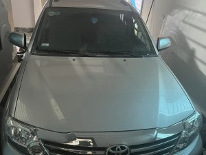 Toyota Fortuner 2016 - Xe màu bạc 