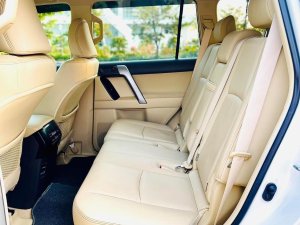 Toyota Land Cruiser Prado 2017 - Bán xe trắng kem xe siêu đẹp, bảo dưỡng hãng bao check