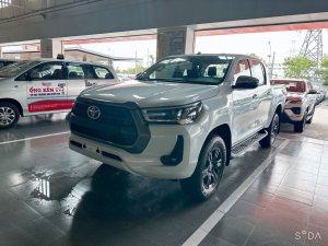 Toyota Hilux 2023 - Màu trắng giao ngay