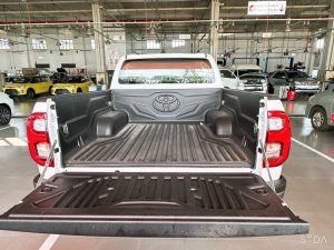 Toyota Hilux 2023 - Màu trắng giao ngay