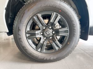 Toyota Hilux 2023 - Màu trắng giao ngay