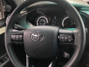 Toyota Hilux 2018 - Bán xe màu xám