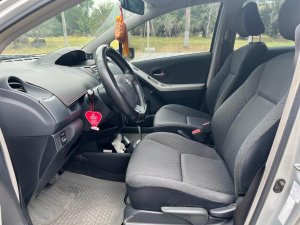 Toyota Yaris 2012 - Xe màu bạc xe gia đình 