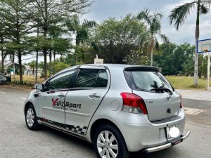 Toyota Yaris 2012 - Xe màu bạc xe gia đình 