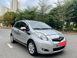 Toyota Yaris 2012 - Xe màu bạc xe gia đình 