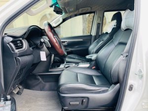 Toyota Fortuner 2021 - Màu trắng, nội thất đen