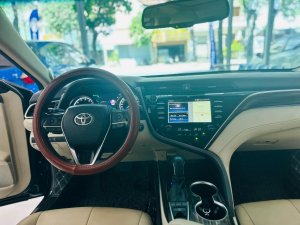 Toyota Camry 2019 - Màu đen, nội thất kem sang trọng